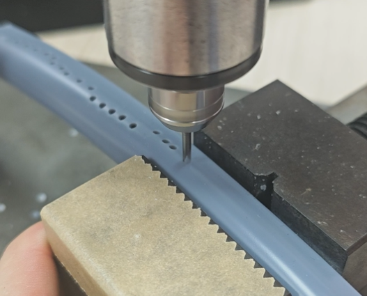 汽车密封条钻孔无毛刺方案.png